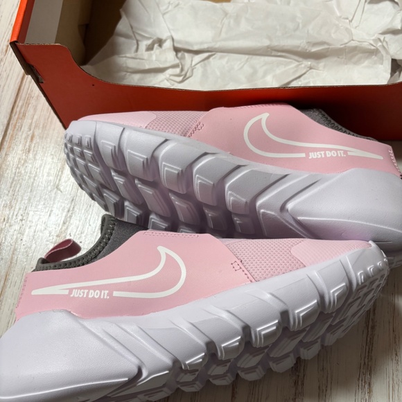 Pink NIKE Flex Runner 2 (GS) Big Kids size 5Y. - Picture 6 of 7
